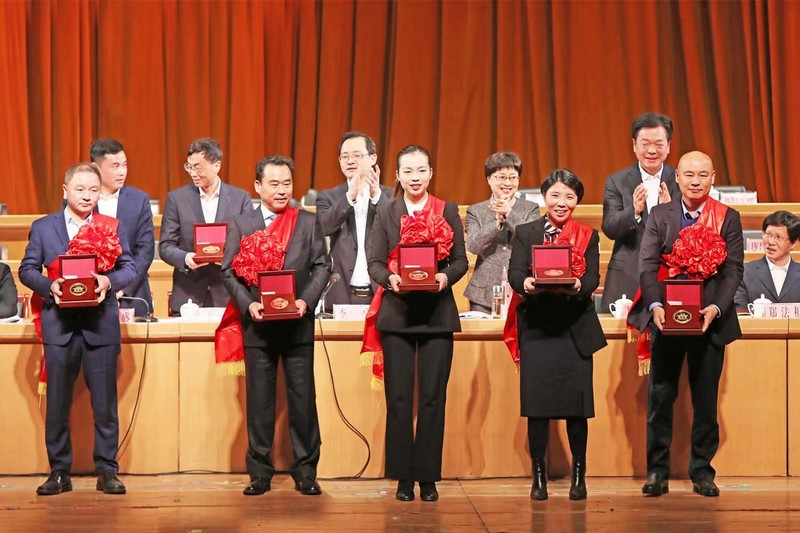 董事長上臺領獎.jpg